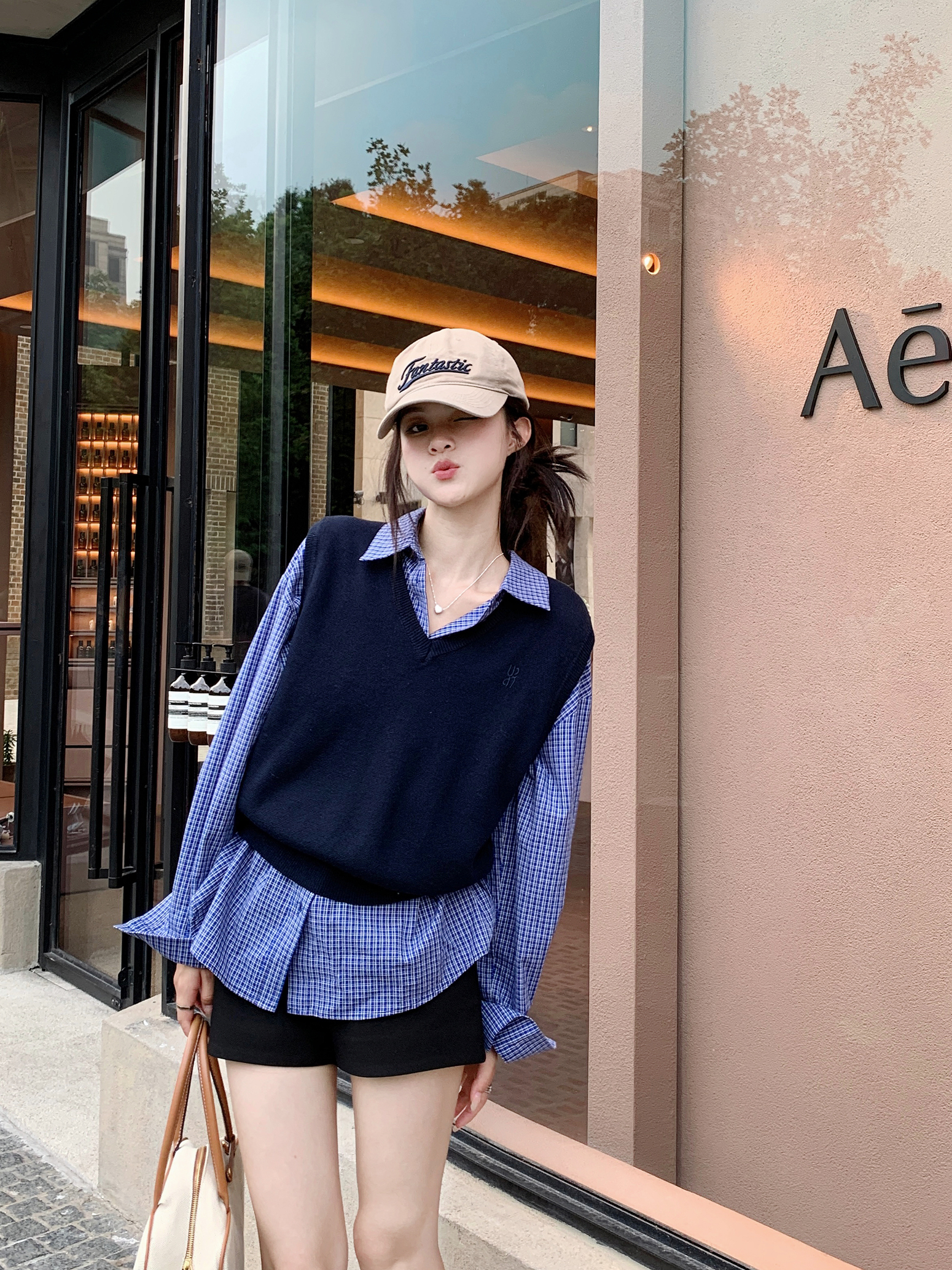 Photographed~ Autumn Korean-style embroidery V-neck knit vest + retro blue and white check striped long-sleeved shirt