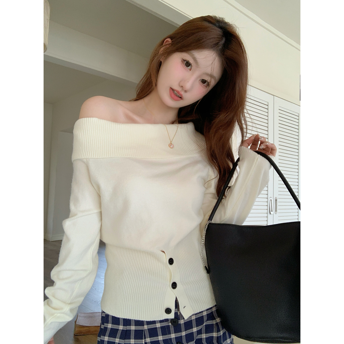 Actual shot of autumn and winter Korean style one-shoulder button slimming and versatile knitted long-sleeved bottoming top
