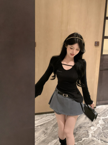 Real shot of sexy hot girl's versatile V-neck elastic bottoming shirt with careful waist-slimming to show off the figure, asymmetrical hem