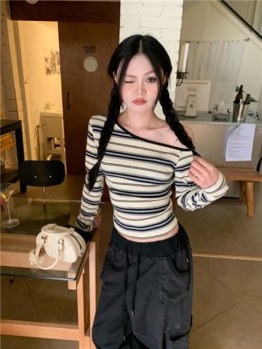 Actual shot of designed oblique-shoulder striped long-sleeved top, lazy off-shoulder long-sleeved T