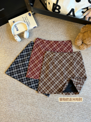 Real shot of autumn and winter slimming American retro brown plaid anti-exposure hip-covering plaid skirt A-line short skirt