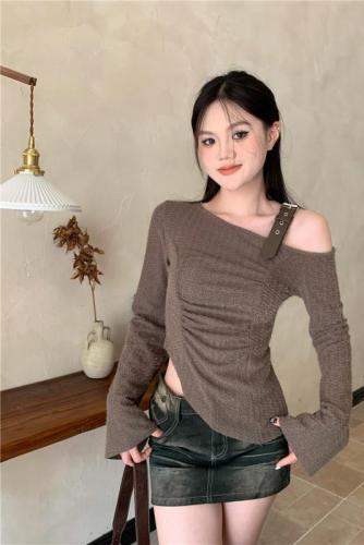 Real shot of irregular pleated off-shoulder long-sleeved design top