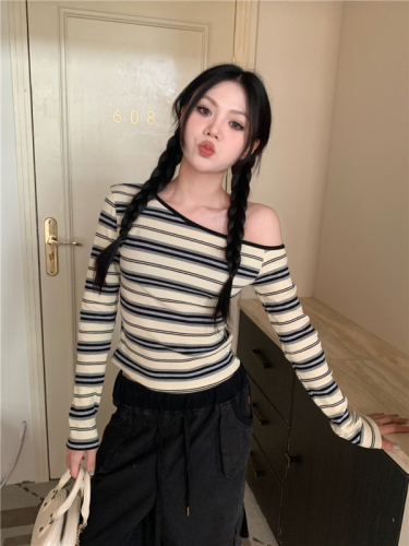 Actual shot of designed oblique-shoulder striped long-sleeved top, lazy off-shoulder long-sleeved T