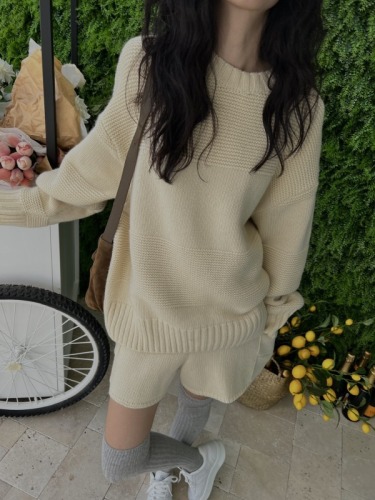 Purchasing agent for autumn solid color round neck loose pullover sweater pocket knitted shorts suit in Dongdaemun, South Korea