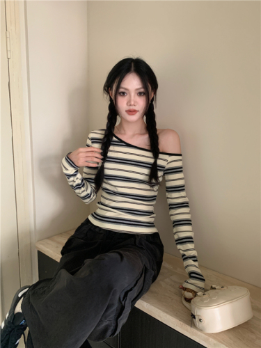 Actual shot of designed oblique-shoulder striped long-sleeved top, lazy off-shoulder long-sleeved T