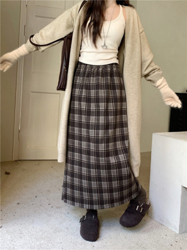 Actual shot of 2024 autumn and winter new retro plaid skirt for women Korean style high waist back slit straight one step skirt