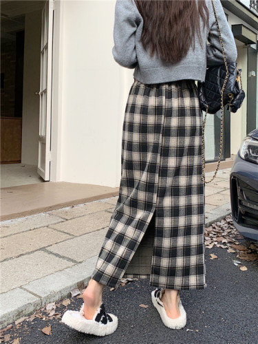 Actual shot of 2024 autumn and winter new retro plaid skirt for women Korean style high waist back slit straight one step skirt