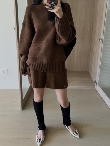 Purchasing agent for autumn solid color round neck loose pullover sweater pocket knitted shorts suit in Dongdaemun, South Korea