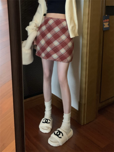 Real shot of autumn and winter retro woolen plaid skirt, temperament, high waist and slim A-line skirt, hip-covering short skirt