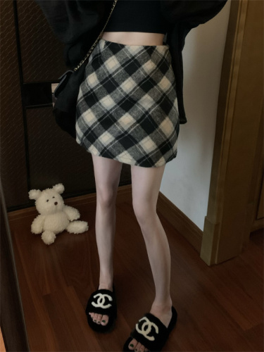 Real shot of autumn and winter retro woolen plaid skirt, temperament, high waist and slim A-line skirt, hip-covering short skirt