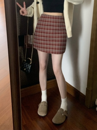 Real shot of retro plaid design skirt, anti-exposure, slimming, high-waisted, versatile hip-hugging short skirt