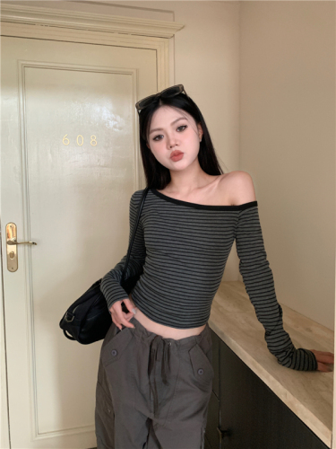 Real shot of slanted collar, off-shoulder, discreet striped long-sleeved T-shirt, early autumn new hot girl slim fit top