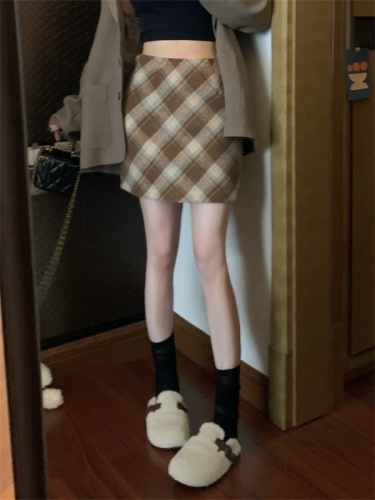 Real shot of autumn and winter retro woolen plaid skirt, temperament, high waist and slim A-line skirt, hip-covering short skirt