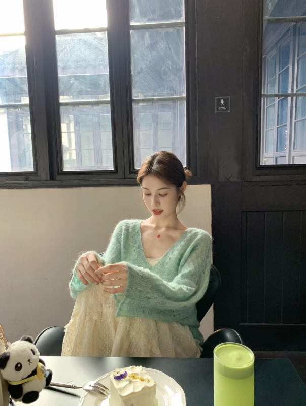 Early Autumn Outfit Set: Lace-Trimmed Knit Cardigan Tank Top, Sheer Semi-Body Skirt, and a Soft, Korean-Chic Ensemble