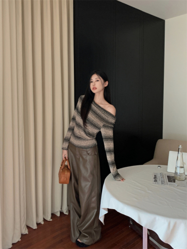 Real shot!  2024 new autumn style slimming Korean design long-sleeved striped one-line collar off-shoulder top