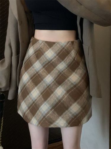 Real shot of autumn and winter retro woolen plaid skirt, temperament, high waist and slim A-line skirt, hip-covering short skirt