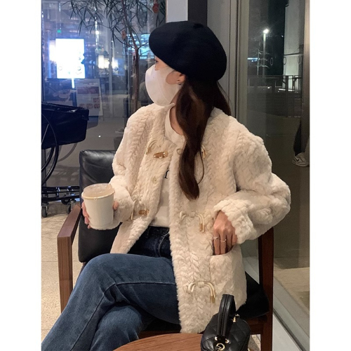 Has been shipped Xiaoxiangfeng lamb wool short round collar fur coat for women horn button rabbit fur mink plush