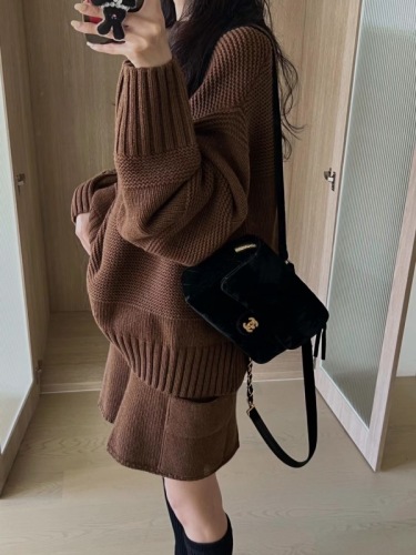 Purchasing agent for autumn solid color round neck loose pullover sweater pocket knitted shorts suit in Dongdaemun, South Korea