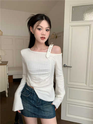 Real shot of irregular pleated off-shoulder long-sleeved design top