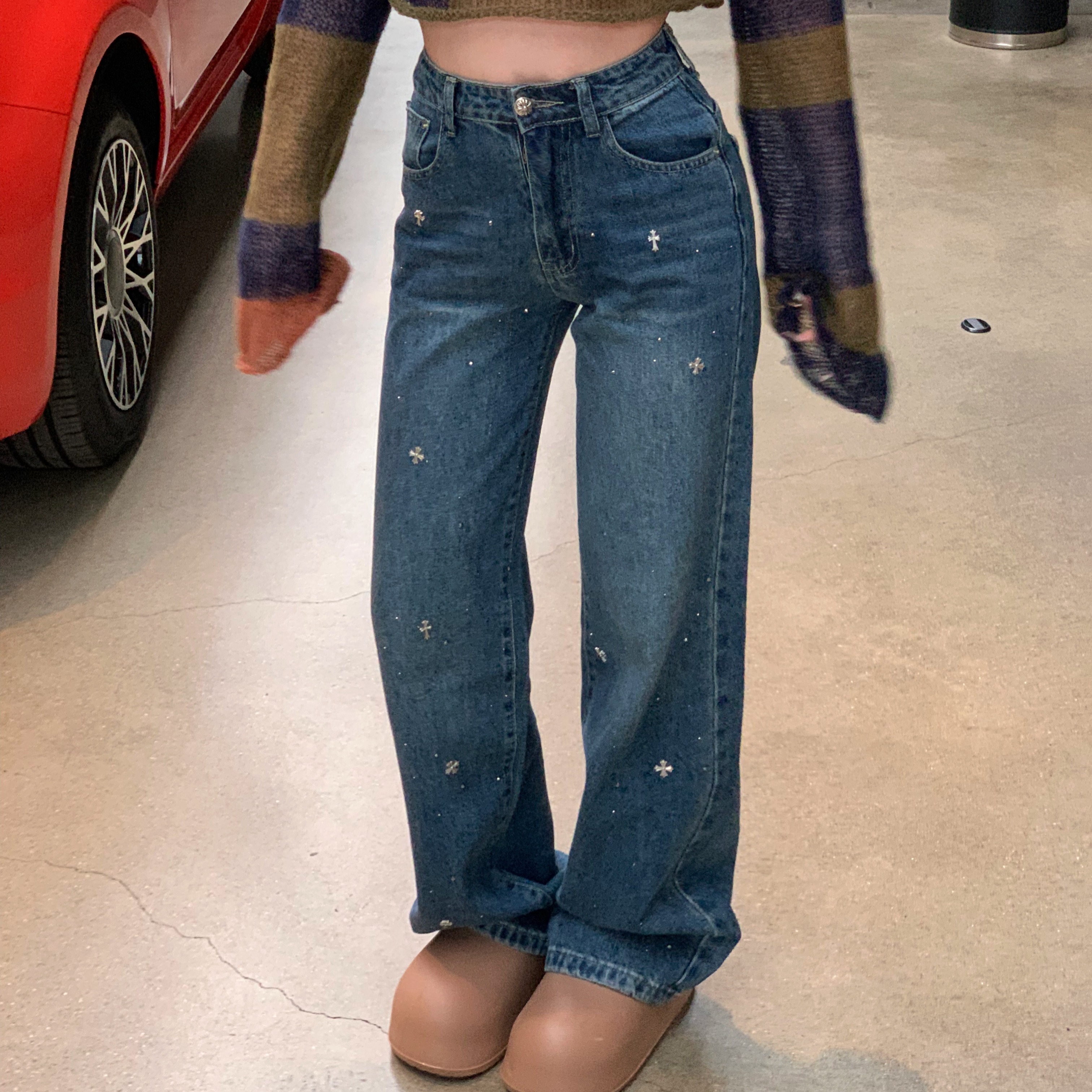 Photographed! Designer-styled studded high-waisted long pants for a slimmer fit, blue straight-leg jeans for women.