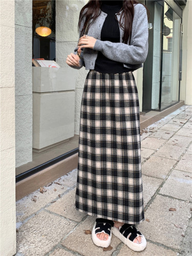 Actual shot of 2024 autumn and winter new retro plaid skirt for women Korean style high waist back slit straight one step skirt