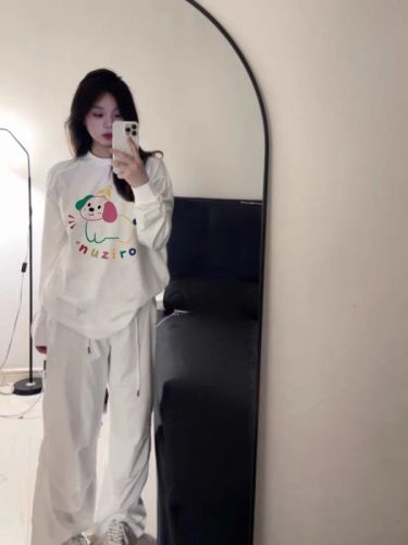 Women's White Collared Long-Sleeve T-Shirt with Personalized Print, Contrast Color, Simple and Elegant, High-End Basic Top