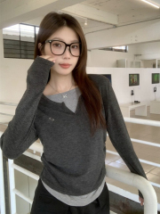 Women's Fall High-Rise T-Shirt with Pockets and Hidden Button Placket, Cute and Casual Long-Sleeve Top with Contrast Color Design