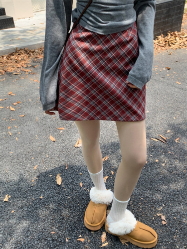 Real shot of early autumn high-waisted slim A-line skirt, versatile retro plaid skirt, hip-covering skirt, short skirt