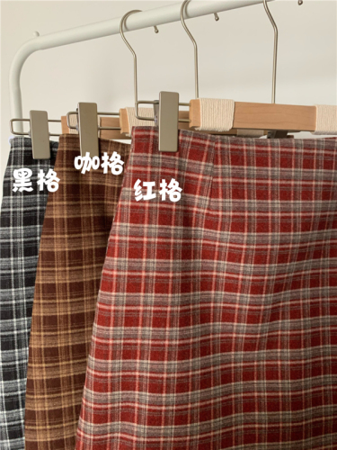 Real shot of retro plaid design skirt, anti-exposure, slimming, high-waisted, versatile hip-hugging short skirt