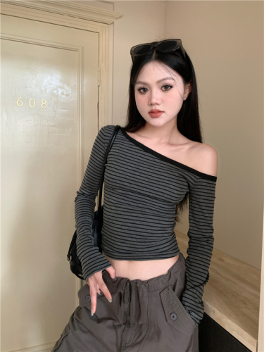 Real shot of slanted collar, off-shoulder, discreet striped long-sleeved T-shirt, early autumn new hot girl slim fit top