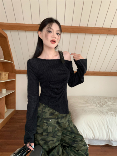 Real shot of irregular pleated off-shoulder long-sleeved design top