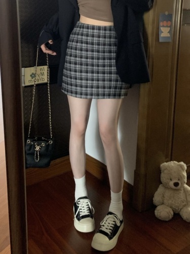 Real shot of retro plaid design skirt, anti-exposure, slimming, high-waisted, versatile hip-hugging short skirt