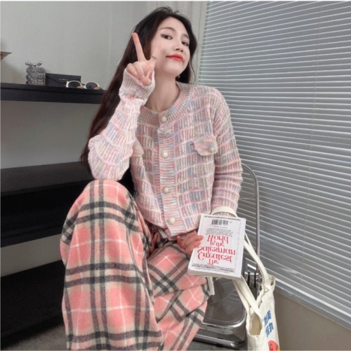 Real shot of Korean version of sweet colorful dot sweater jacket for women in autumn and winter new style lazy style fashionable knitted cardigan top