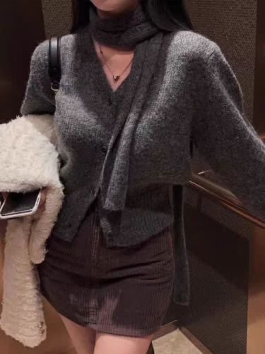 Korean chic winter new niche French retro long-sleeved pure desire V-neck long-sleeved sweater jacket halter neck scarf