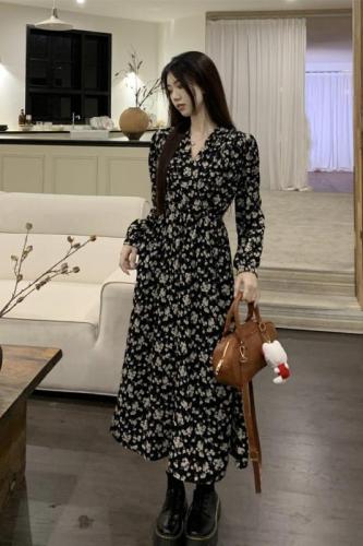 Real shot 2024 new retro printed dress French high-end black inner with small floral long skirt for women