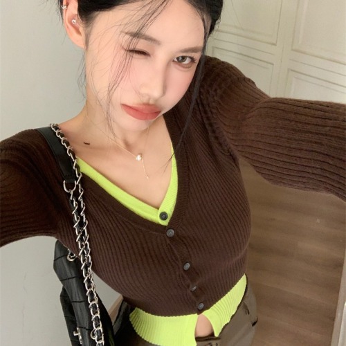 Real shot of contrasting fake two-piece long-sleeved thin sweater for women in early autumn new V-neck short slim fit top