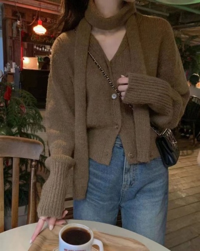 Korean chic winter new niche French retro long-sleeved pure desire V-neck long-sleeved sweater jacket halter neck scarf