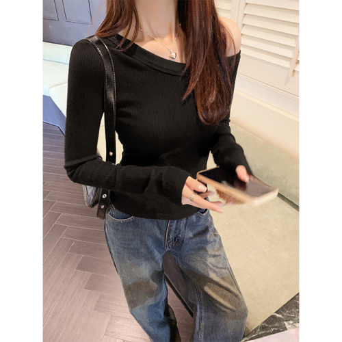 Real shot of hot girl black oblique off-shoulder long-sleeved T-shirt for women in early autumn new waist tight and chic short top