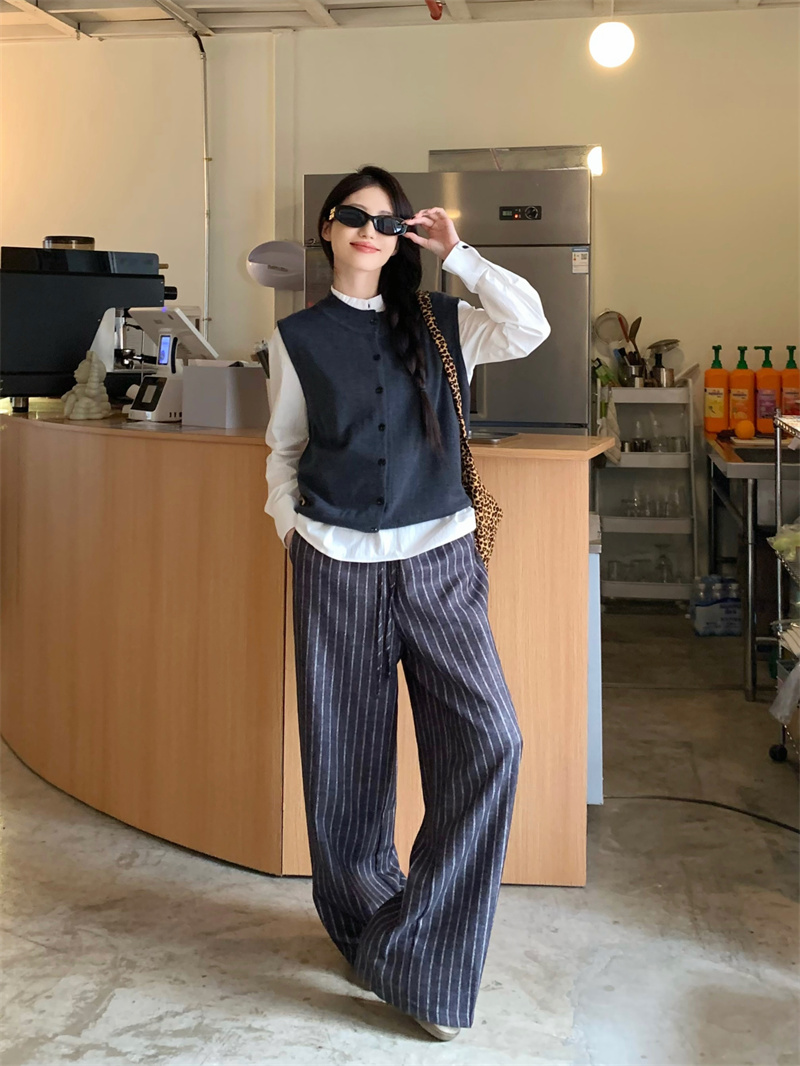 Actual shot of new versatile shirt, gray vest, cardigan, striped casual pants three-piece set