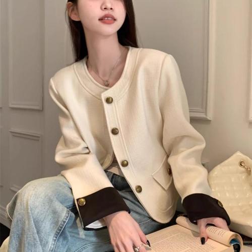 Autumn and winter 2024 new high-end short top women's design niche small fragrance white popular jacket