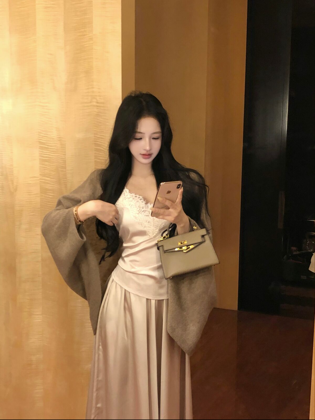 Real shot of delicate, pure and sexy lace suspender skirt, elegant knitted loose shawl long-sleeved cardigan