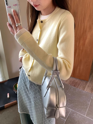 imxiang shepherd girl round neck fake two-piece sweater early spring contrasting color design short top