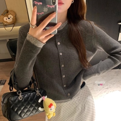 imxiang shepherd girl round neck fake two-piece sweater early spring contrasting color design short top