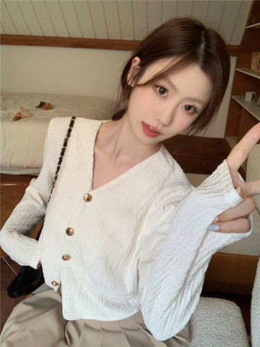 Actual shot of Korean style gentle retro French puff sleeve shirt, simple and versatile long-sleeved V-neck knitted cardigan jacket