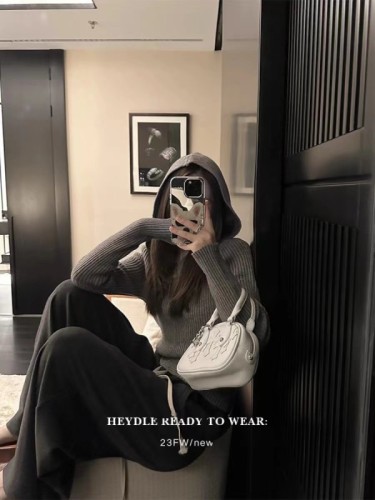 Black Bean Heng Heng knits warm* new autumn and winter new lazy style sweater women's short bottoming hooded woolen top