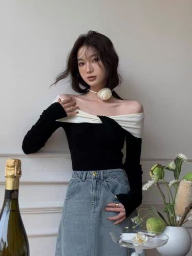 New Korean style design twist contrast color slimming sweater niche pure desire one-shoulder top for women