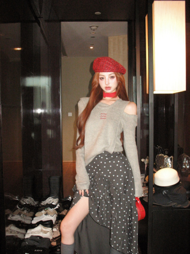 Real shot of casual fake two-piece hooded wool sweater with shoulder straps, off-shoulder embroidered sweater + skirt suit