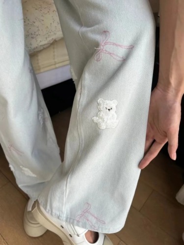 Japanese-style light-colored small bear embroidery lace edge wide-leg jeans for women, autumn high-waisted loose-fitting slimming floor-length pants