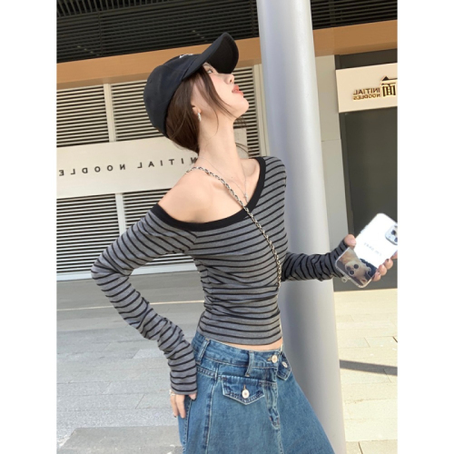 Sloping collar, off-shoulder, discreet striped long-sleeved T-shirt for girls in early autumn, slim-fitting short top