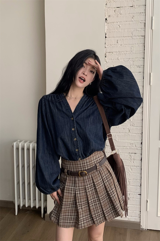 Real shot!  Retro denim V-neck shirt + plaid pleated skirt and belt suit